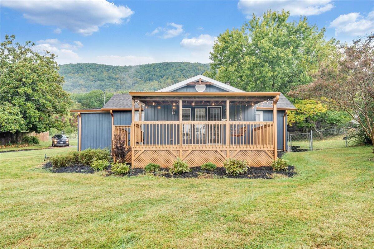 4515 Yellow Mountain Road Roanoke, VA 24014 - Photo 2 of 52 a front view of a house with a yard