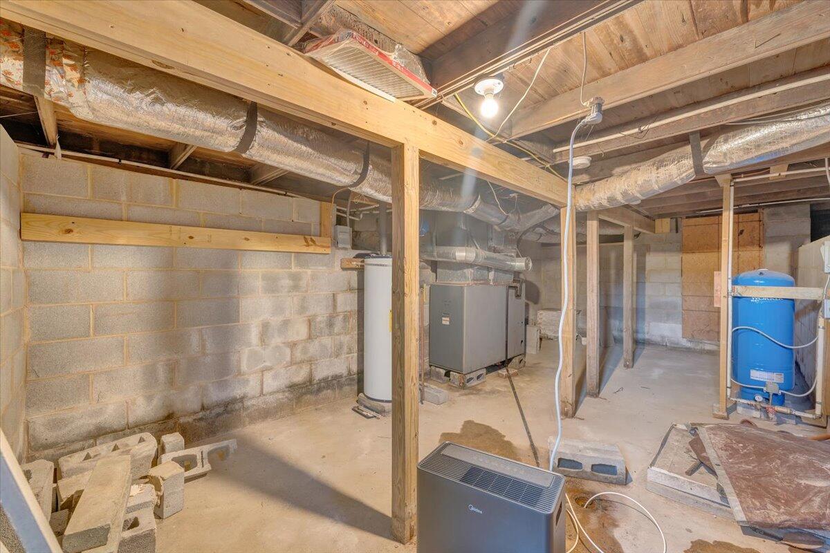 4515 Yellow Mountain Road Roanoke, VA 24014 - Photo 34 of 52 a bathroom with a tub and shower