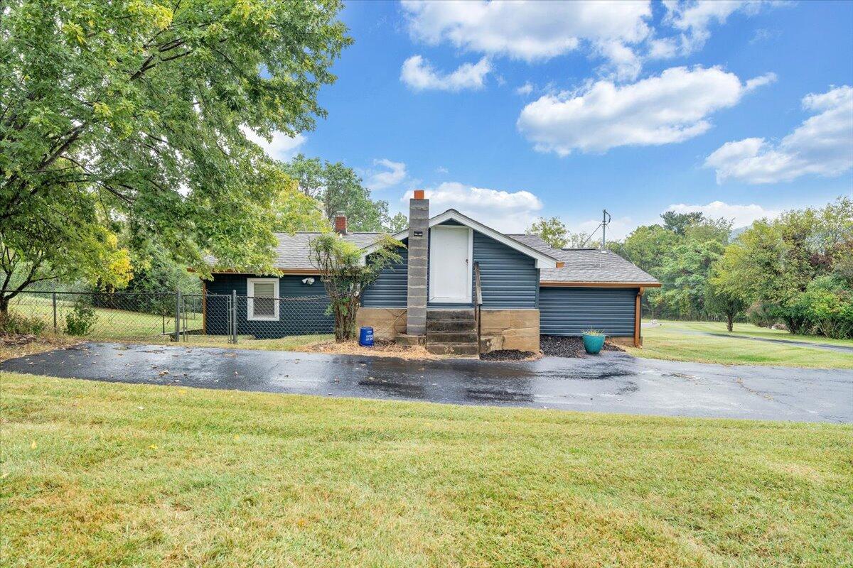 4515 Yellow Mountain Road Roanoke, VA 24014 - Photo 41 of 52 a view of a house with backyard and sitting area