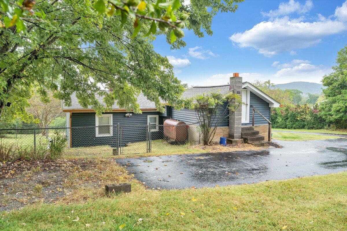 4515 Yellow Mountain Road Roanoke, VA 24014 - Photo 43 of 52 a view of a house with backyard and sitting area