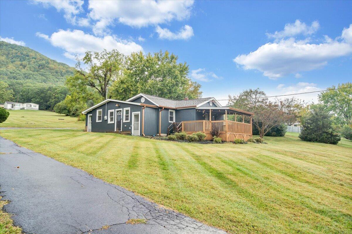 4515 Yellow Mountain Road Roanoke, VA 24014 - Photo 47 of 52 a front view of a house with a yard
