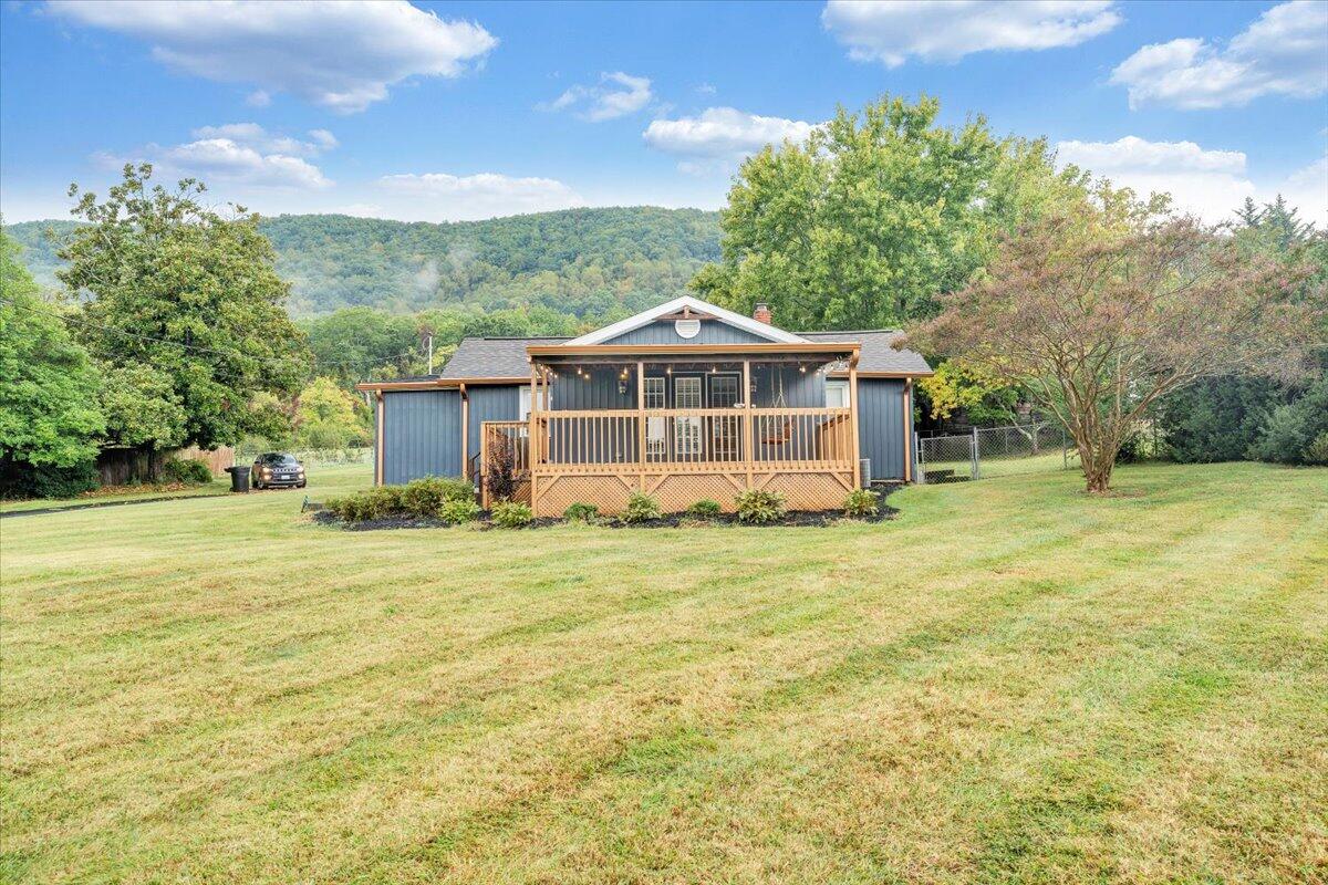 4515 Yellow Mountain Road Roanoke, VA 24014 - Photo 49 of 52 a front view of a house with a garden
