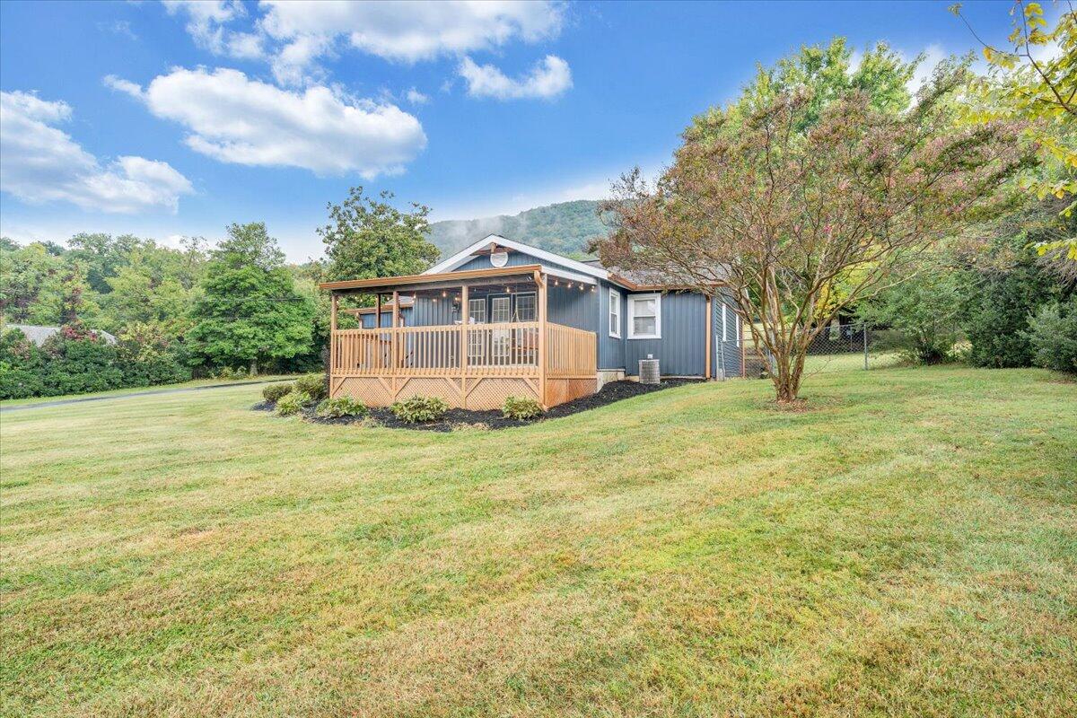 4515 Yellow Mountain Road Roanoke, VA 24014 - Photo 52 of 52 a front view of a house with a garden