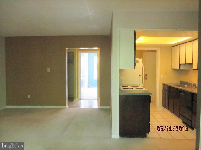 11605 Stoneview Square, Unit 12C Reston, VA 20191 - Photo 4 of 24 Living Room