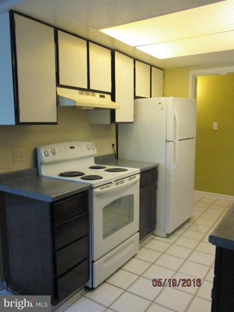 11605 Stoneview Square, Unit 12C Reston, VA 20191 - Photo 9 of 24 Kitchen