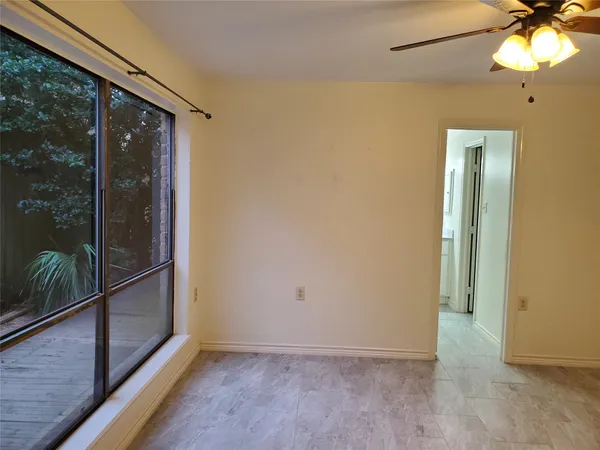 a view of entryway with a ceiling fan