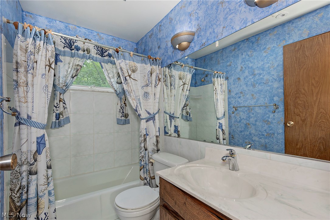 5339 East Heisley Road Mentor, OH 44060 - Photo 19 of 24 Hall bath includes shower over tub and a linen closet.