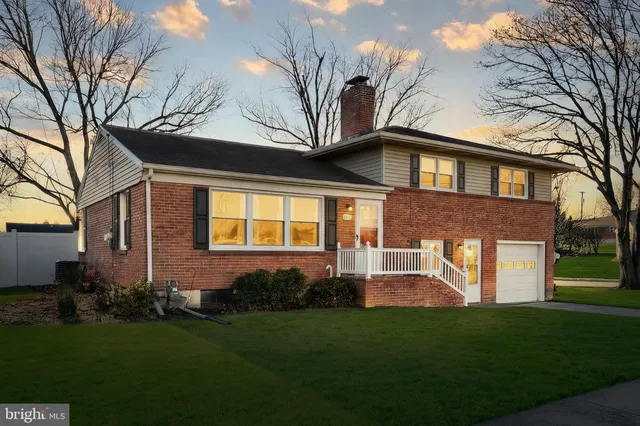 a brick building that has a lots of windows in it