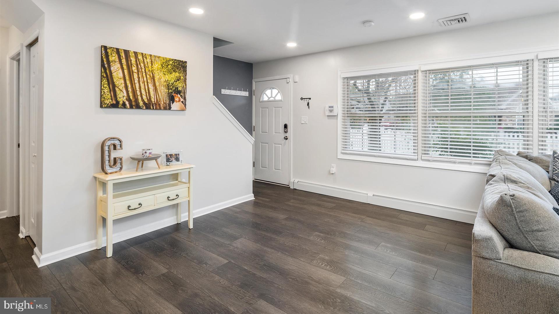 24 Misty Pine Road Levittown, PA 19056 - Photo 7 of 36 Entry Way
