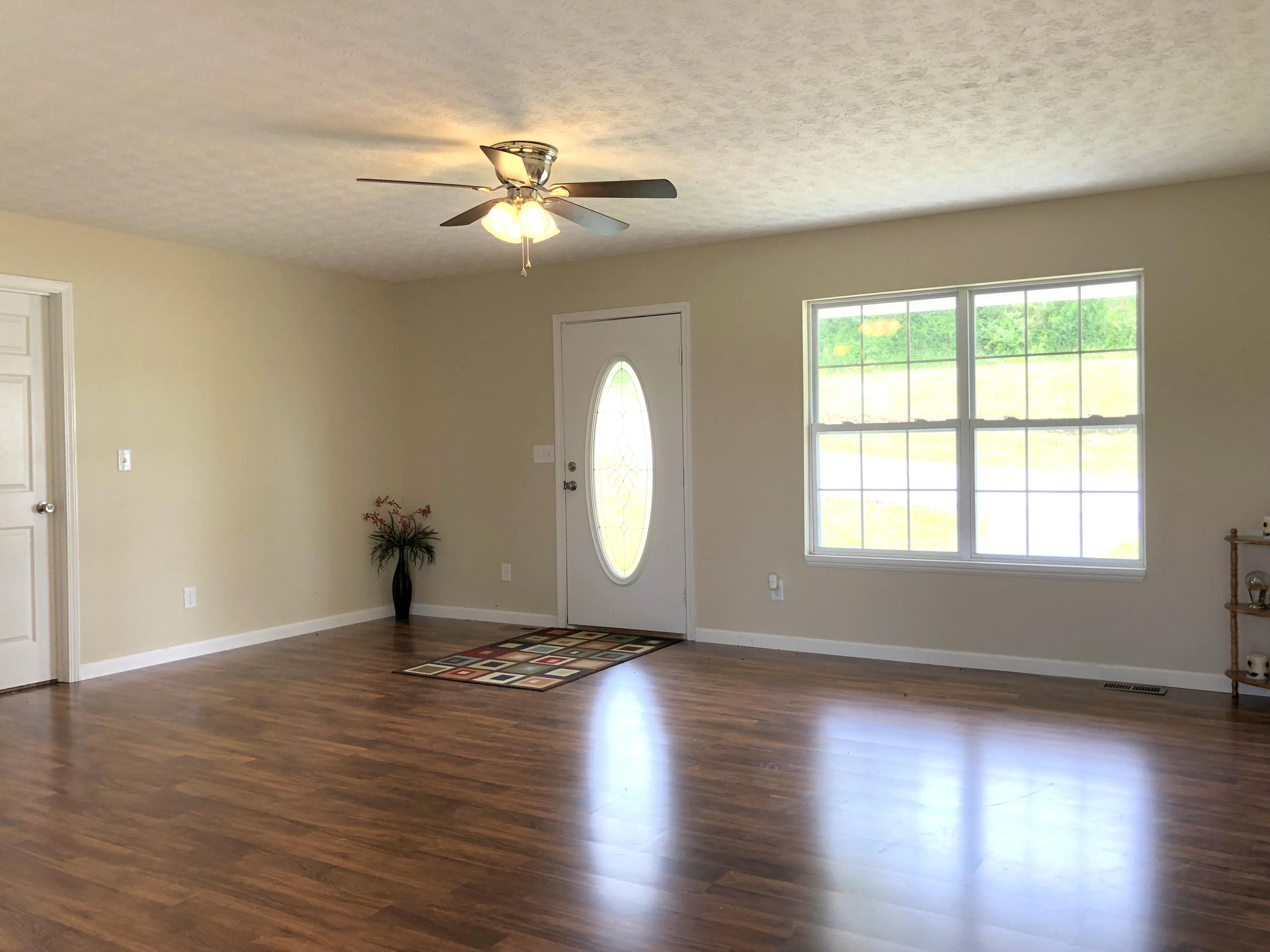 2005 Loop Road La Follette, TN 37766 - Photo 2 of 19 Living room
