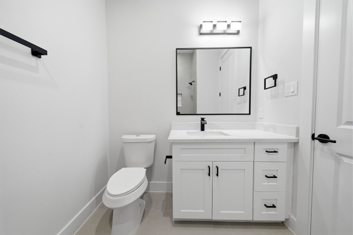 328 Janisch Road, Unit D Houston, TX 77018 - Photo 21 of 37 a bathroom with a toilet sink vanity and mirror