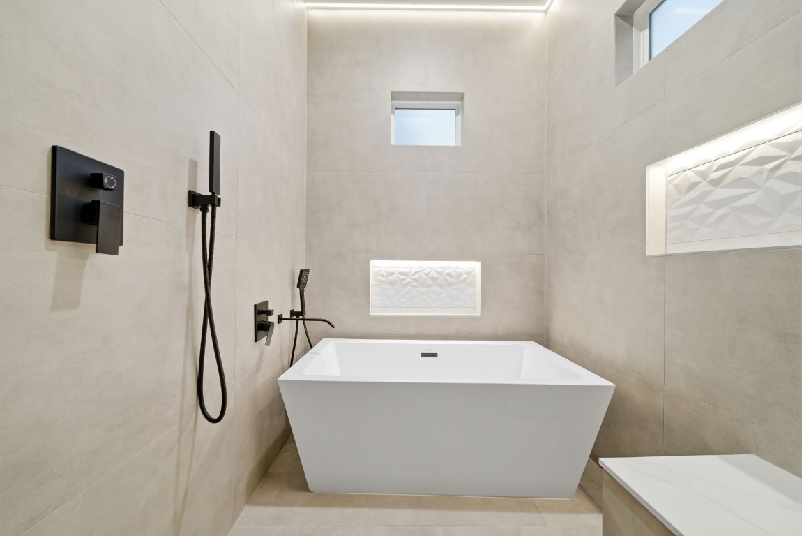 328 Janisch Road, Unit D Houston, TX 77018 - Photo 31 of 37 a bathroom with a bathtub