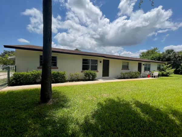 $2,200 | 1887 Breezy Lane, West Palm Beach, FL 33417