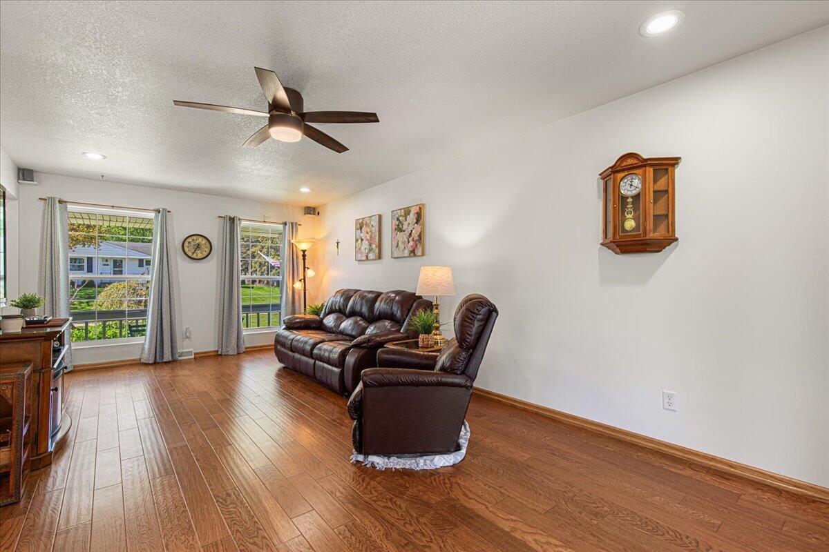 2350 East Sandy Acre Road West Bend, WI 53090 - Photo 8 of 42 Living Room