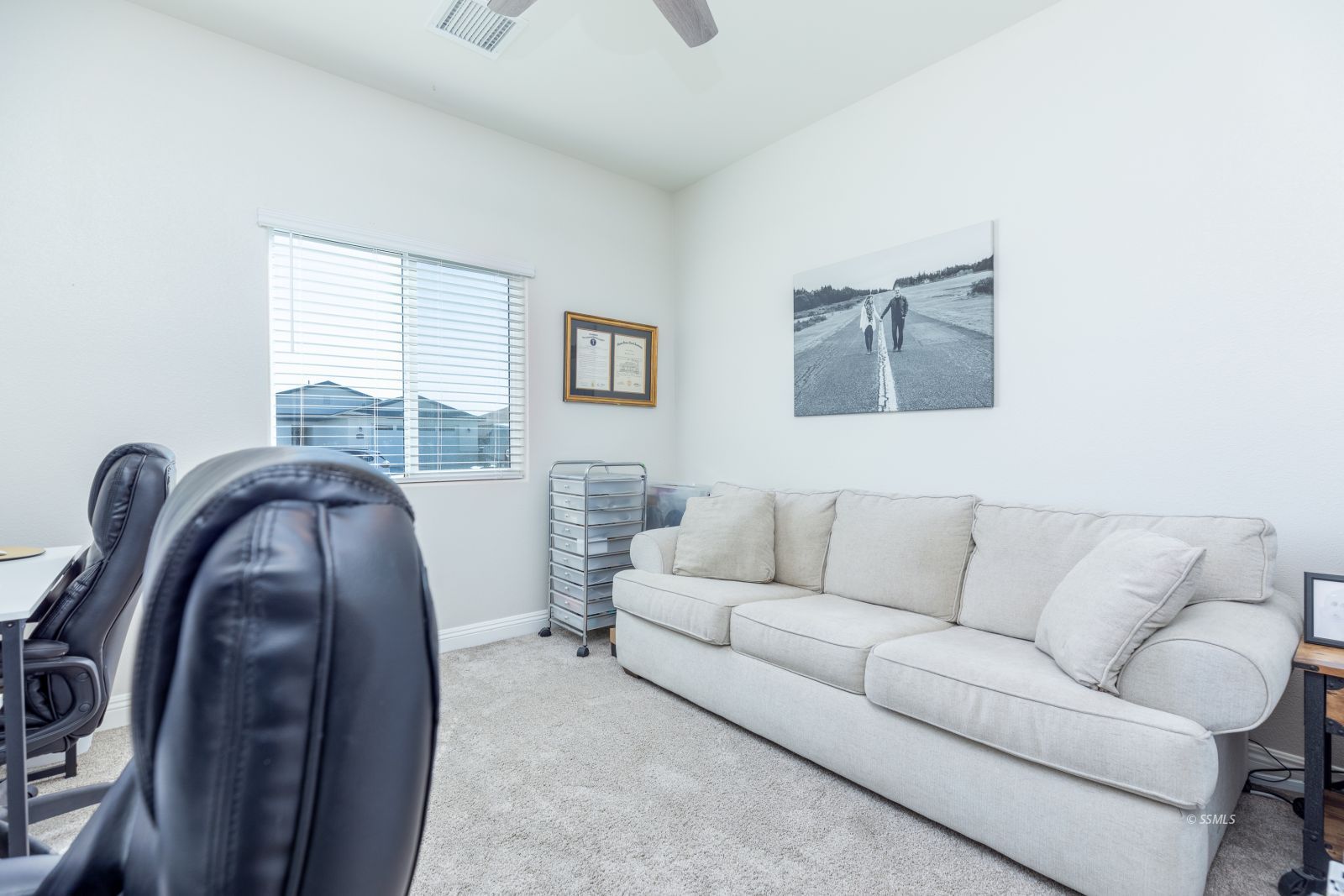 809 Paradise Drive Ridgecrest, CA 93555 - Photo 25 of 35 a living room with furniture and a couch