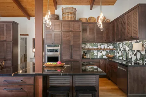 a picture of table and chairs