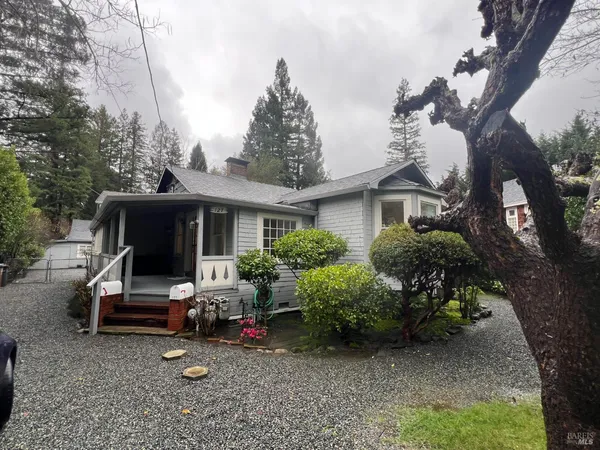 a view of a house with backyard and garden