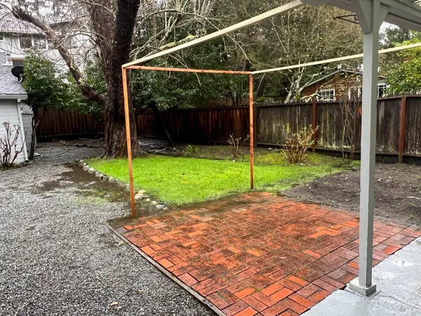 a view of a backyard