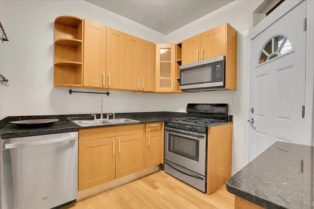 $264,000 | 1647 West Sherwin Avenue, Unit 1, Chicago, IL 60626