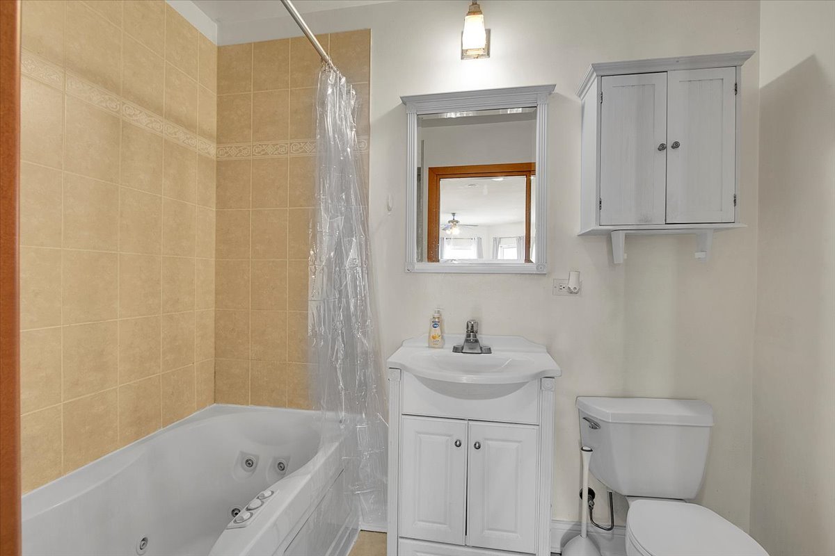 1647 West Sherwin Avenue, Unit 1 Chicago, IL 60626 - Photo 10 of 22 a bathroom with a sink toilet and tub