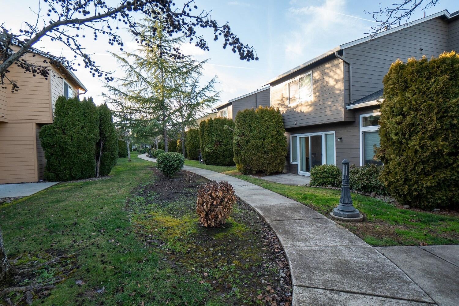 313 Live Oak Loop Central Point, OR 97502 - Photo 25 of 27 200