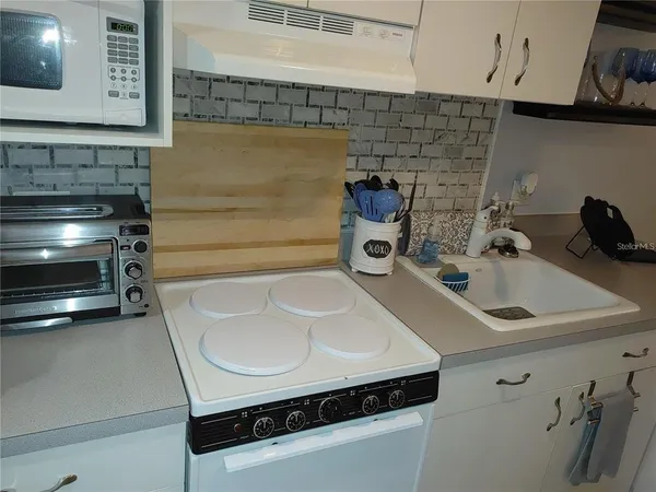 $1,400 | 1983 Abrico Drive, Unit H13, Lutz, FL 33558