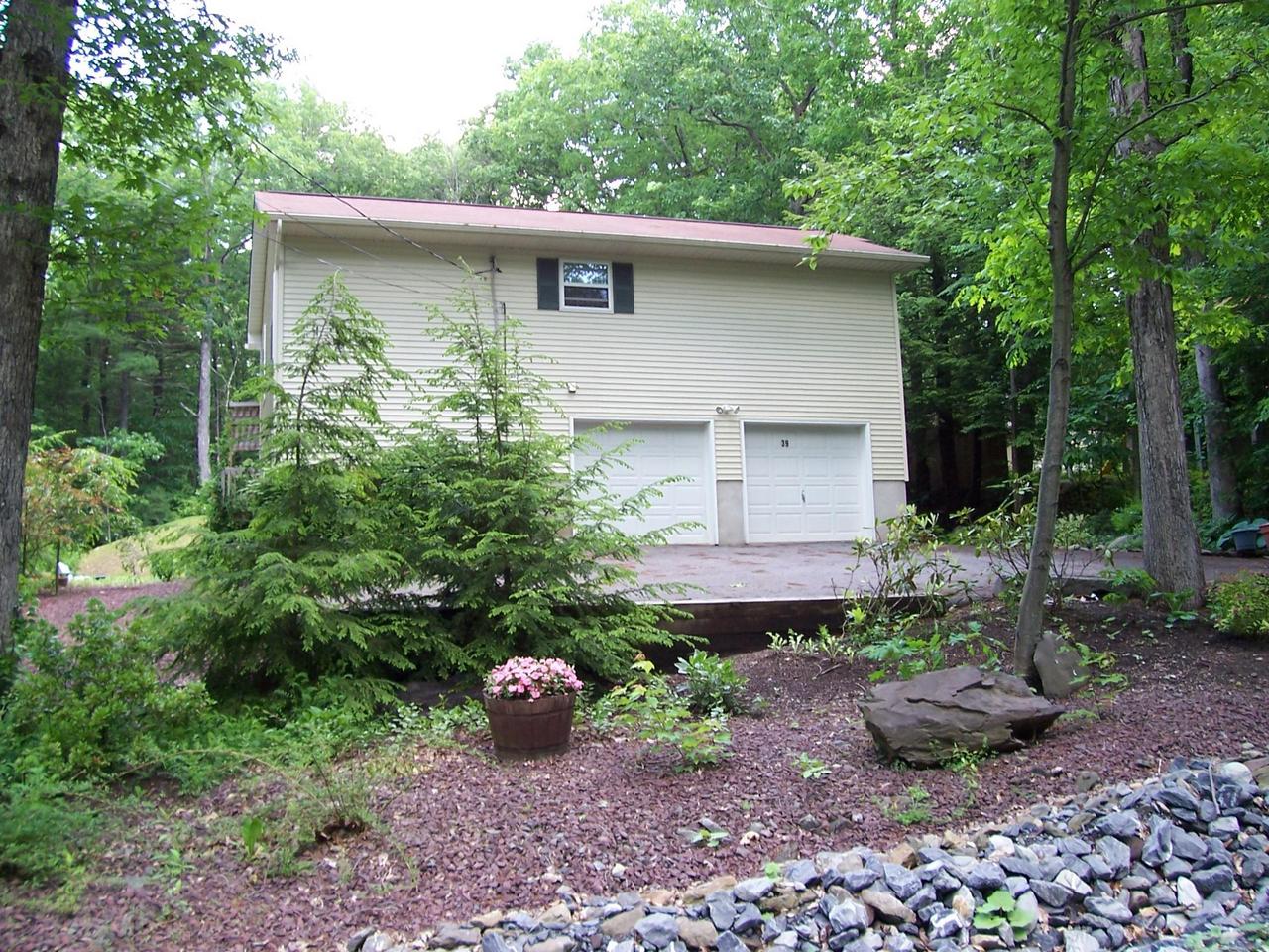 39 Glenbrook Road Bartonsville, PA 18321 - Photo 13 of 13 Garage View