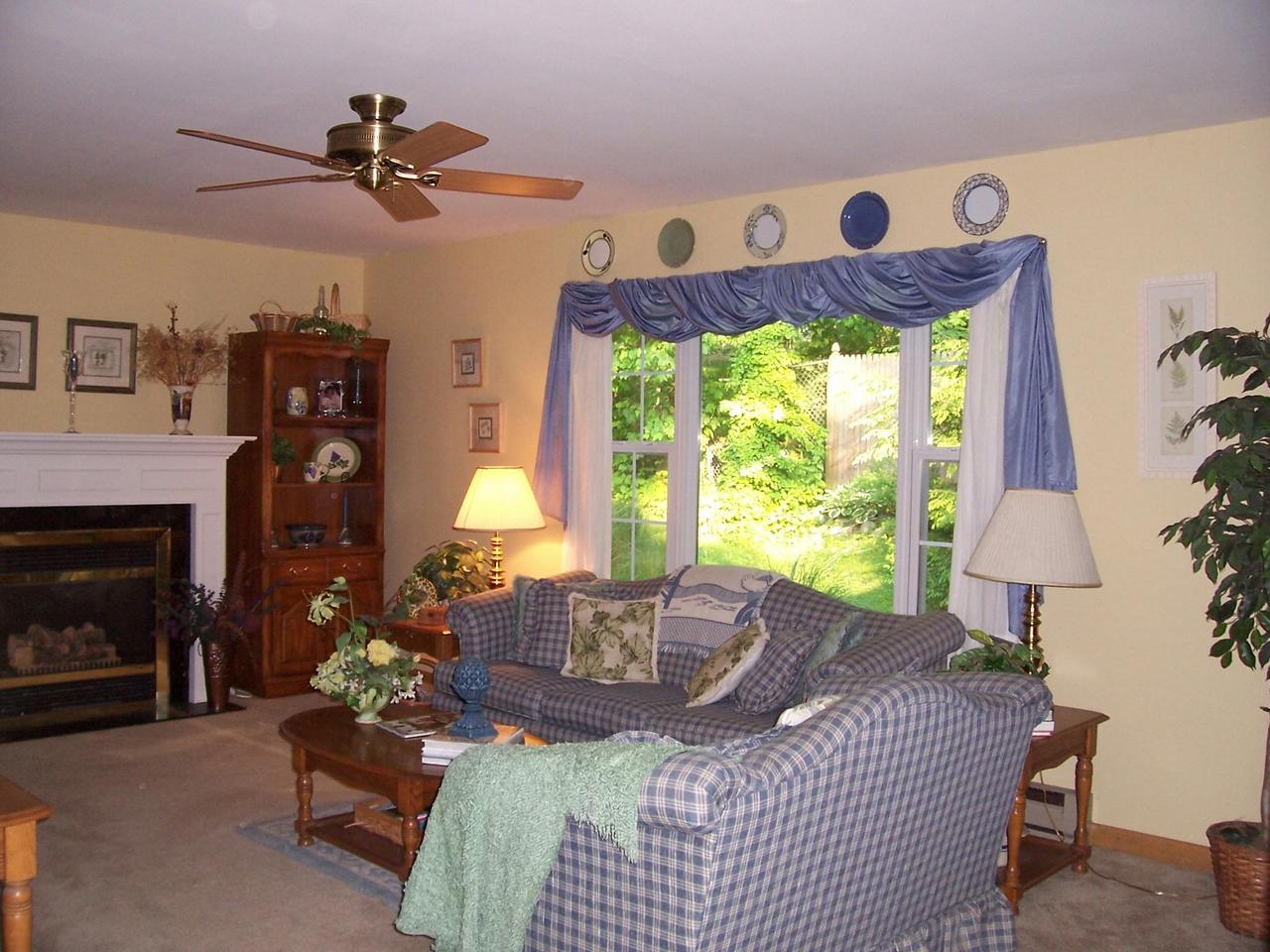 39 Glenbrook Road Bartonsville, PA 18321 - Photo 8 of 13 Living Room 5