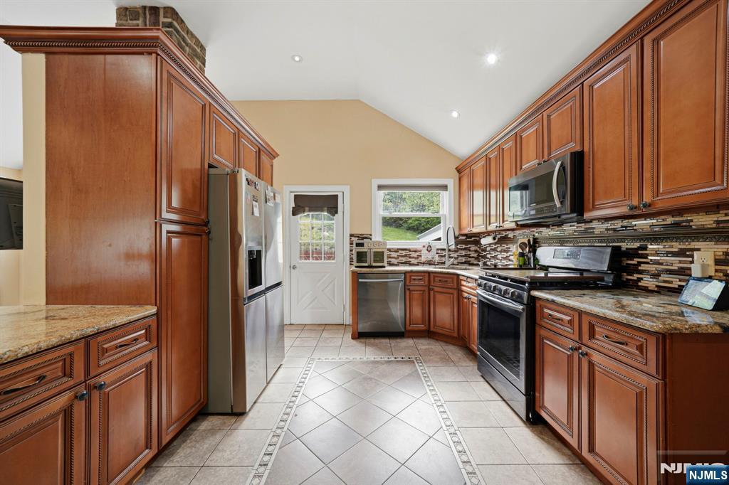 22 Federal Hill Road Pompton Lakes, NJ 07442 - Photo 10 of 40