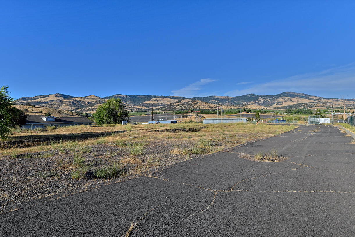 Suncrest Road Talent, OR 97540 - Photo 4 of 22 DSC_7658