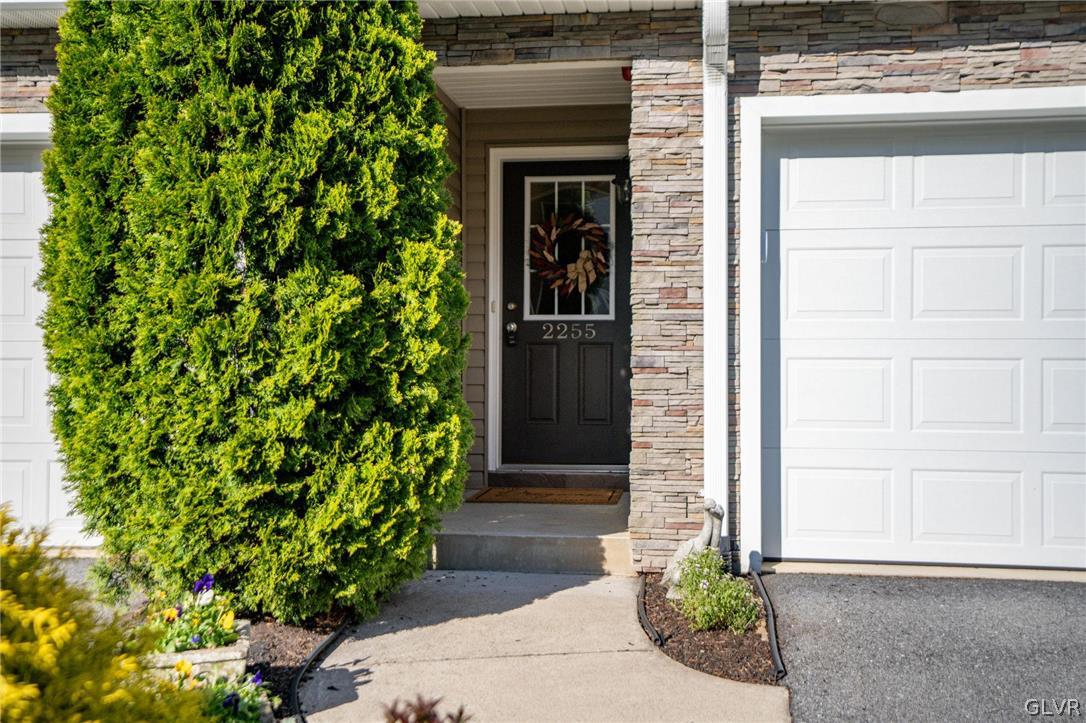 2255 Rising Hill Entry