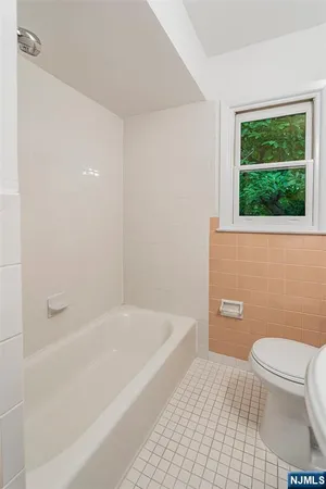 $2,795 | 37 Woodland Avenue, Unit 2, Maywood, NJ 07607