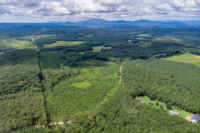 a view of an outdoor area with green field
