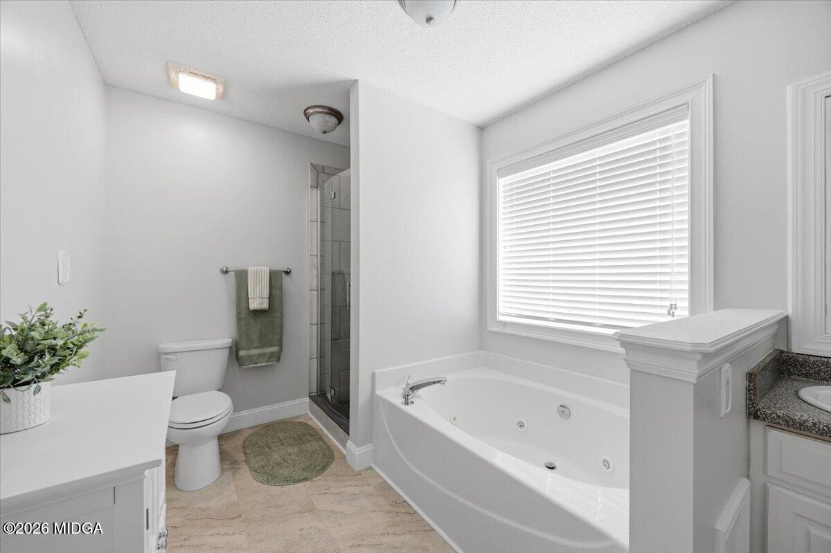 557 Aarons Circle Gray, GA 31032 - Photo 19 of 36 a bathroom with a toilet sink and bathtub