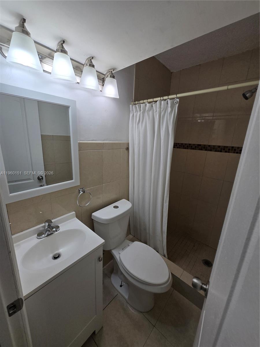 16650 Southwest 141st Court Miami, FL 33177 - Photo 14 of 17