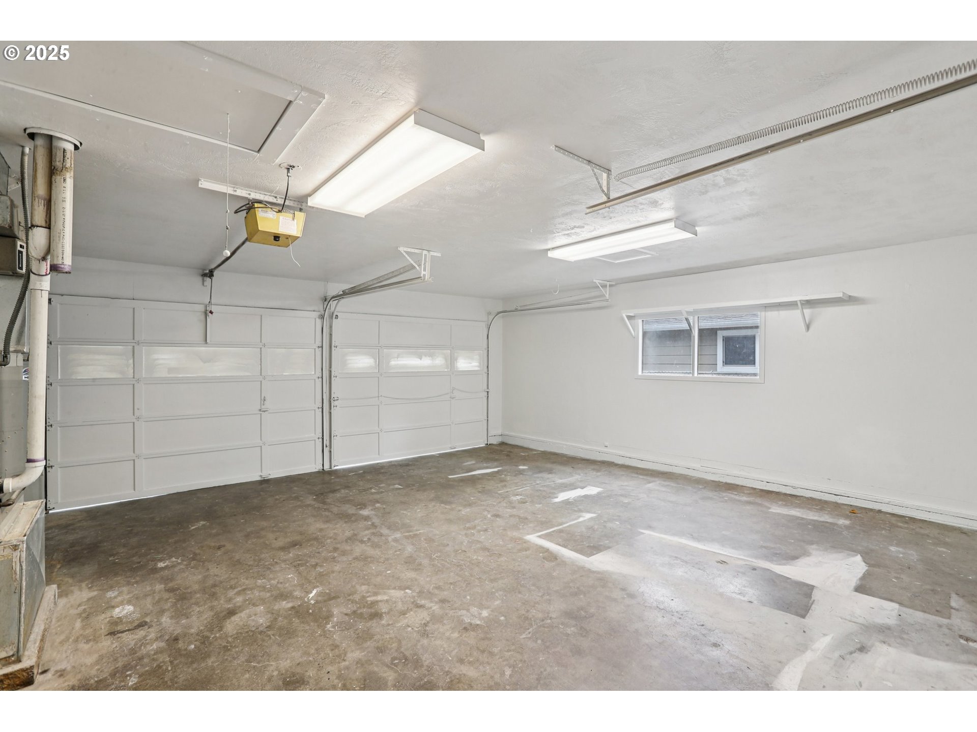 870 Rafael Avenue North Keizer, OR 97303 - Photo 31 of 37 a view of a garage