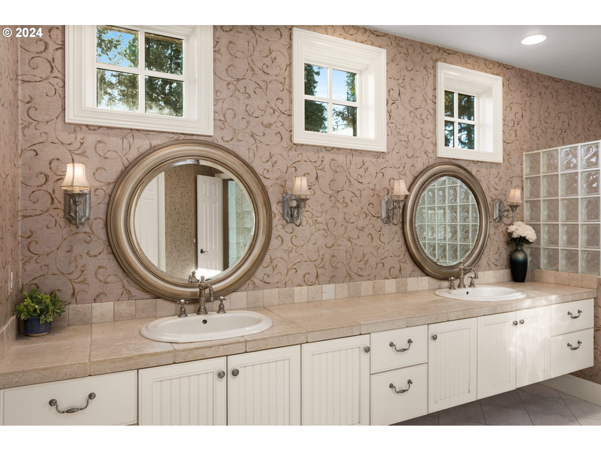 909 Southwest Schaeffer Road West Linn, OR 97068 - Photo 23 of 48 Bathroom, Attached