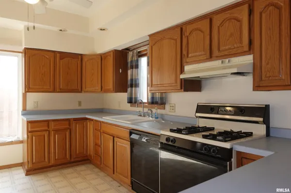 $159,900 | 1092 North Broad Street, Galesburg, IL 61401