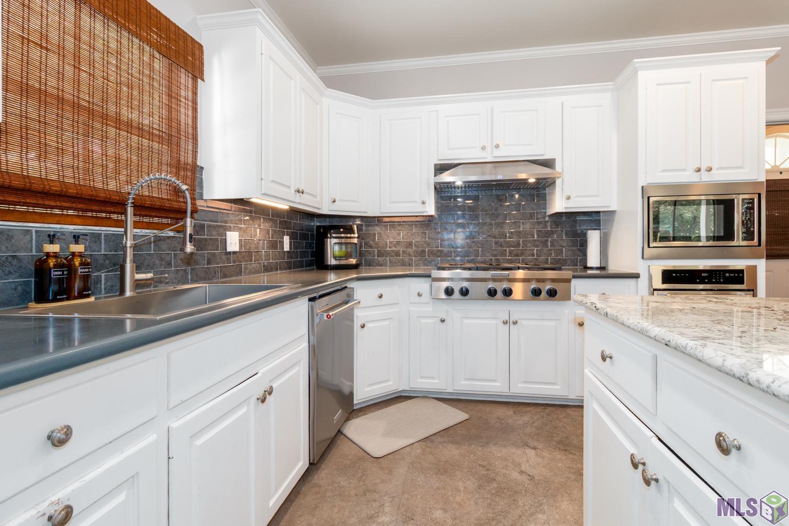 531 Woodgate Boulevard Baton Rouge, LA 70808 - Photo 11 of 32 Kitchen is a chef's delight!