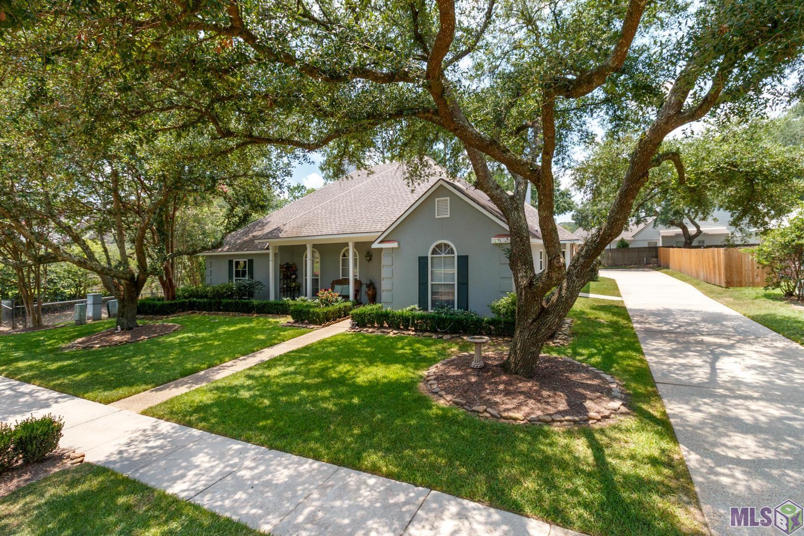 531 Woodgate Boulevard Baton Rouge, LA 70808 - Photo 2 of 32 Lovely landscaping
