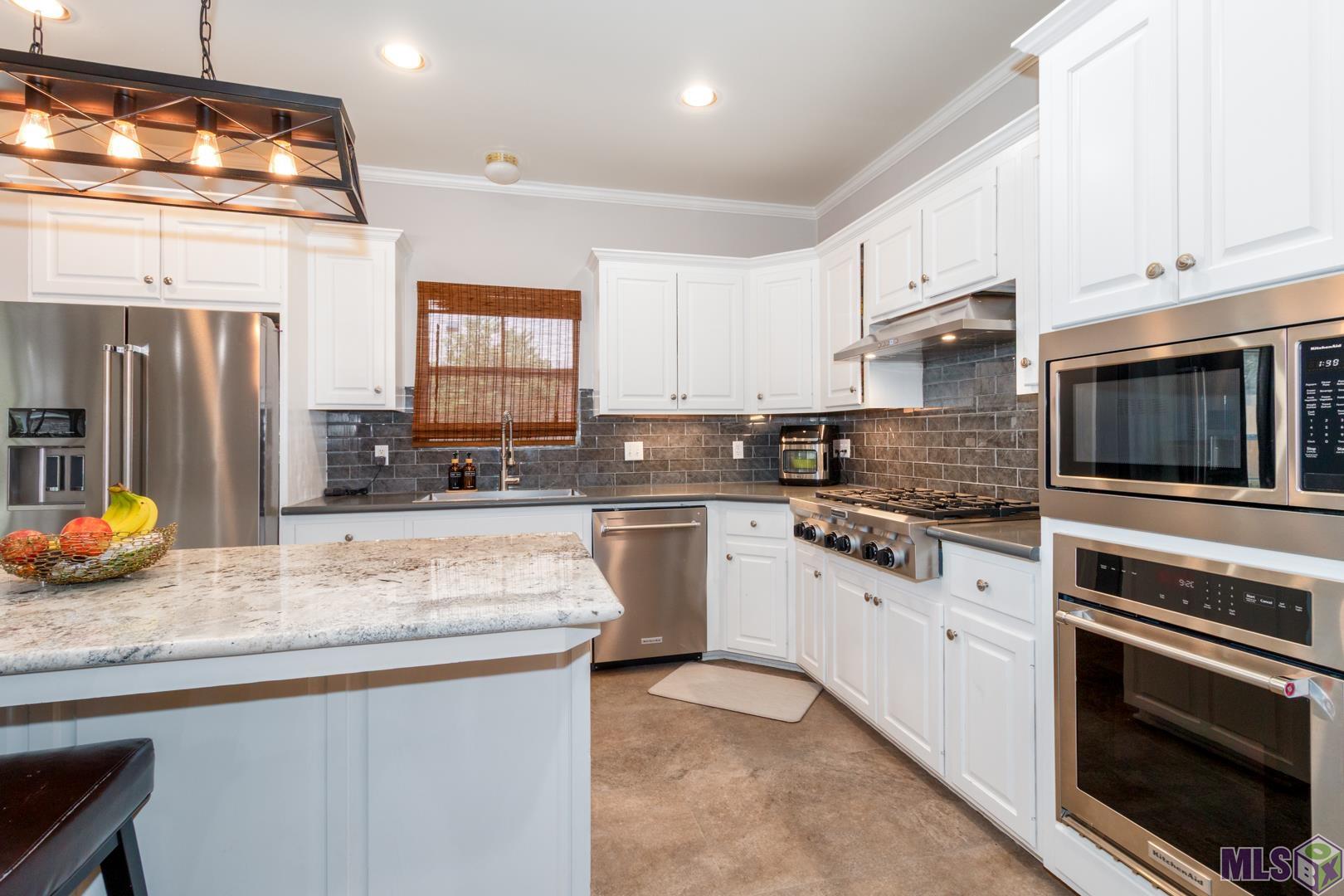 531 Woodgate Boulevard Baton Rouge, LA 70808 - Photo 7 of 32 Updated kitchen opens onto family room and keeping room