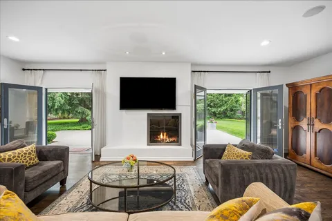$2,099,000 | 920 Pine Tree Lane, Winnetka, IL 60093