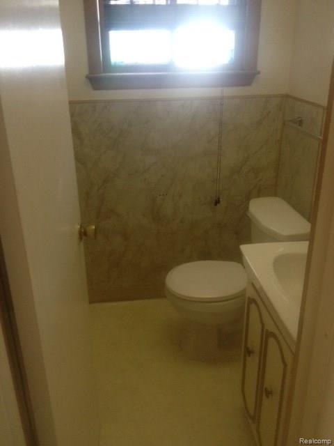 904 North Reading Road Bloomfield Hills, MI 48304 - Photo 11 of 11 half bath.jpg