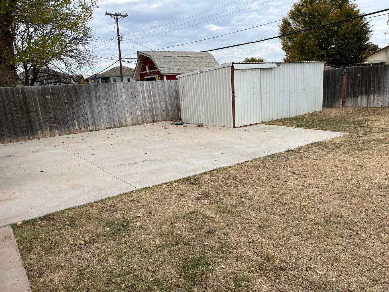 1312 Yonkers Street Plainview, TX 79072 - Photo 21 of 25 a view of a backyard of the house