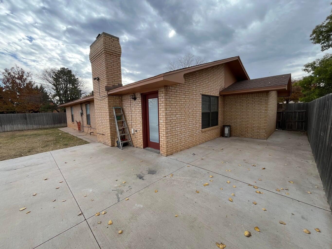 1312 Yonkers Street Plainview, TX 79072 - Photo 24 of 25 a house with a outdoor space