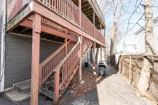 a view of entryway with a balcony