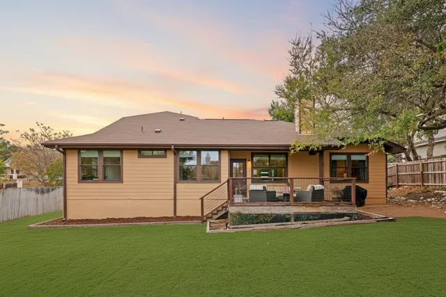 a sign that is on the wall of the building