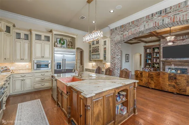 a kitchen that has a lot of cabinets in it