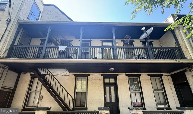 a view of entryway with a front door