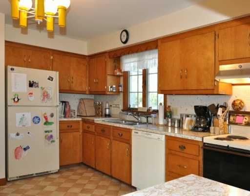 40 Robin Road Portsmouth, RI 02871 - Photo 8 of 12 Kitchen.